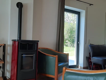Rollstuhlgerechte Unterkunft - Unterkunftsart: Ferienhaus - Blick von Sofa. - Ferienhaus Wollinger