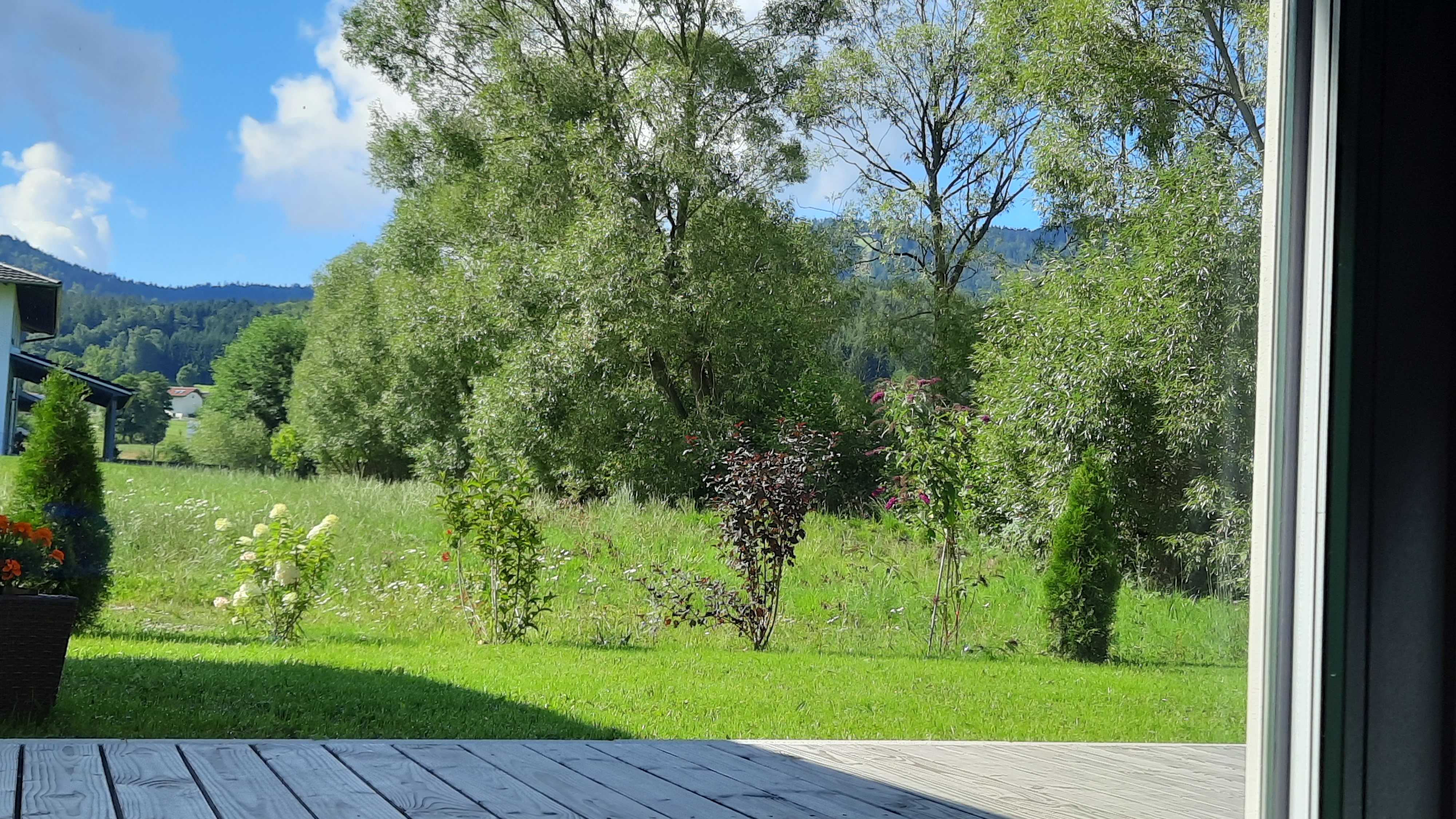 Rollstuhl-Urlaub: Blick auf die Terrasse. - Ferienhaus Wollinger