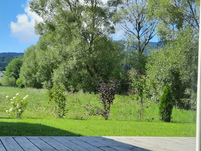 Rollstuhlgerechte Unterkunft - Unterkunftsart: Ferienhaus - Blick auf die Terrasse. - Ferienhaus Wollinger