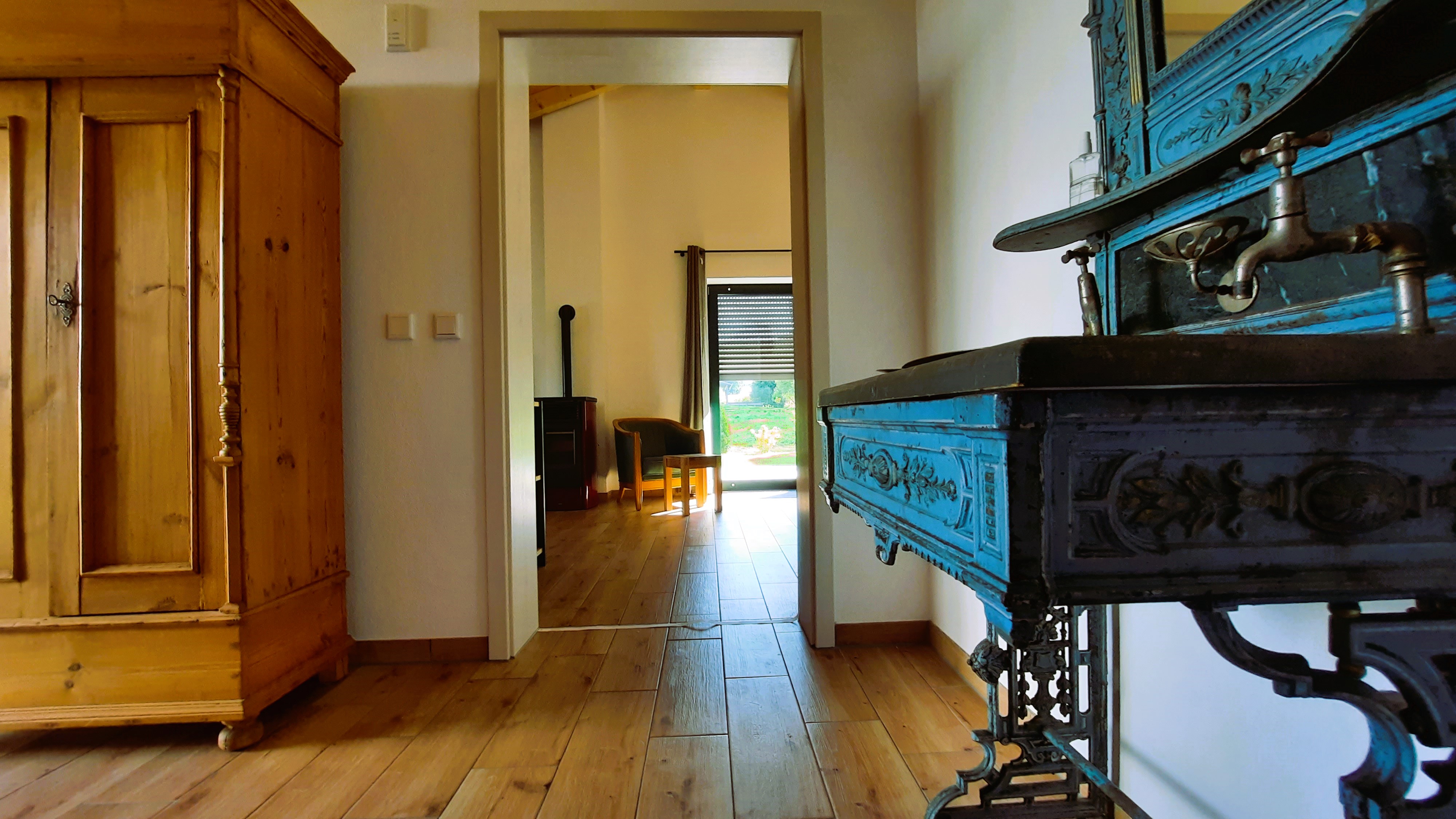 Rollstuhl-Urlaub: Übergang Flur zum Wohnzimmer - Ferienhaus Wollinger