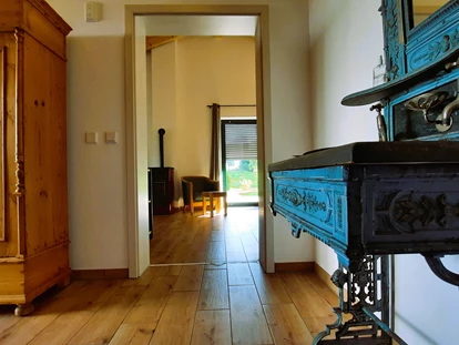 Rollstuhlgerechte Unterkunft - Unterkunftsart: Ferienhaus - Übergang Flur zum Wohnzimmer - Ferienhaus Wollinger