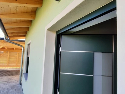 Rollstuhlgerechte Unterkunft - Unterkunftsart: Ferienhaus - beleuchteter Eingang - Ferienhaus Wollinger