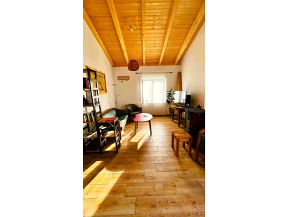 Rollstuhlgerechte Unterkunft - Unterkunftsart: Ferienhaus - Blick von der Küche ins Wohnzimmer - Ferienhaus Wollinger