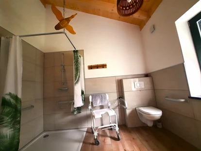 Rollstuhlgerechte Unterkunft - Unterkunftsart: Ferienhaus - großzügiges, schönes Badezimmer - Ferienhaus Wollinger