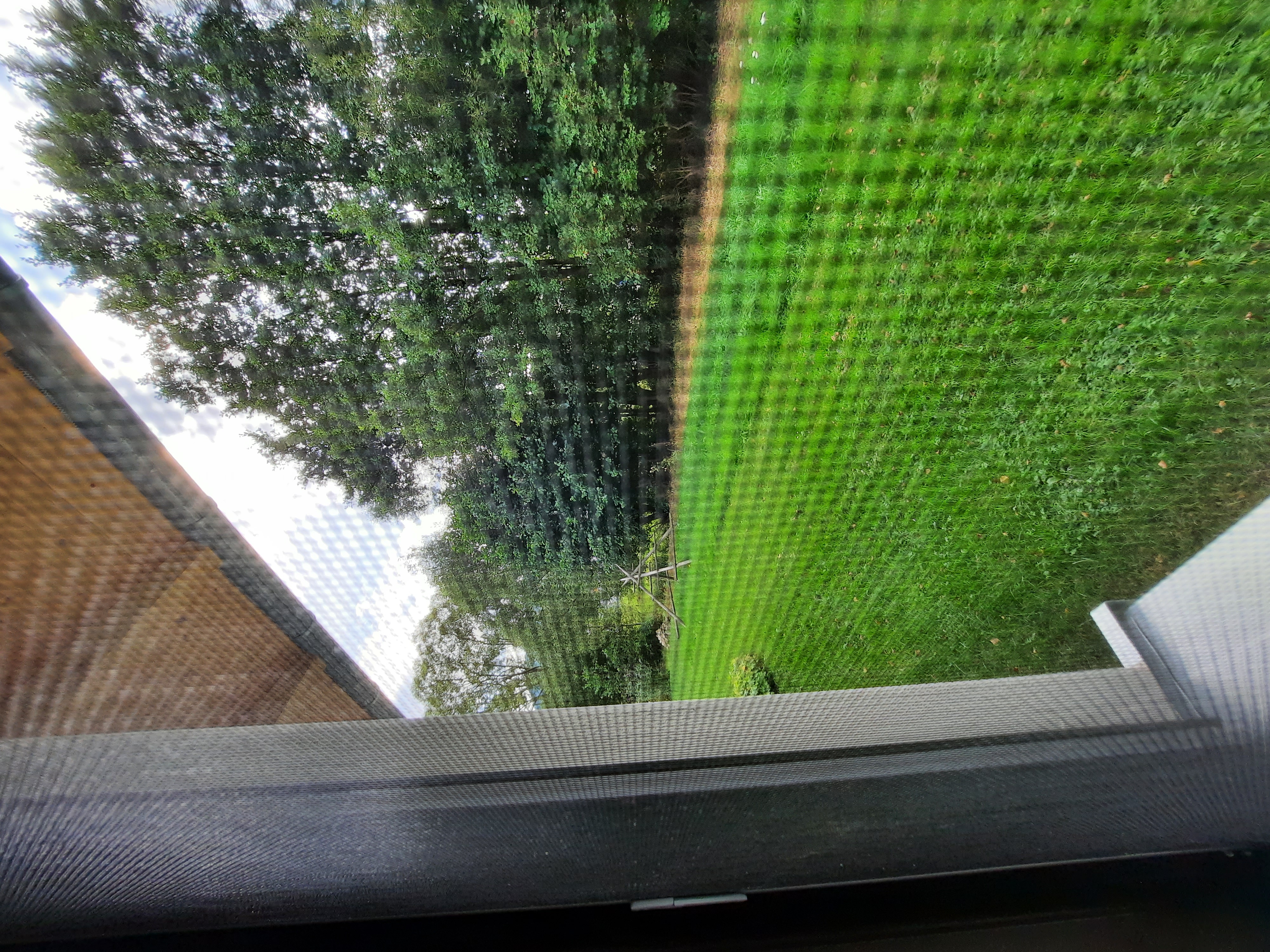 Rollstuhl-Urlaub: alle Fenster zum Bach haben Moskitonetze - Ferienhaus Wollinger