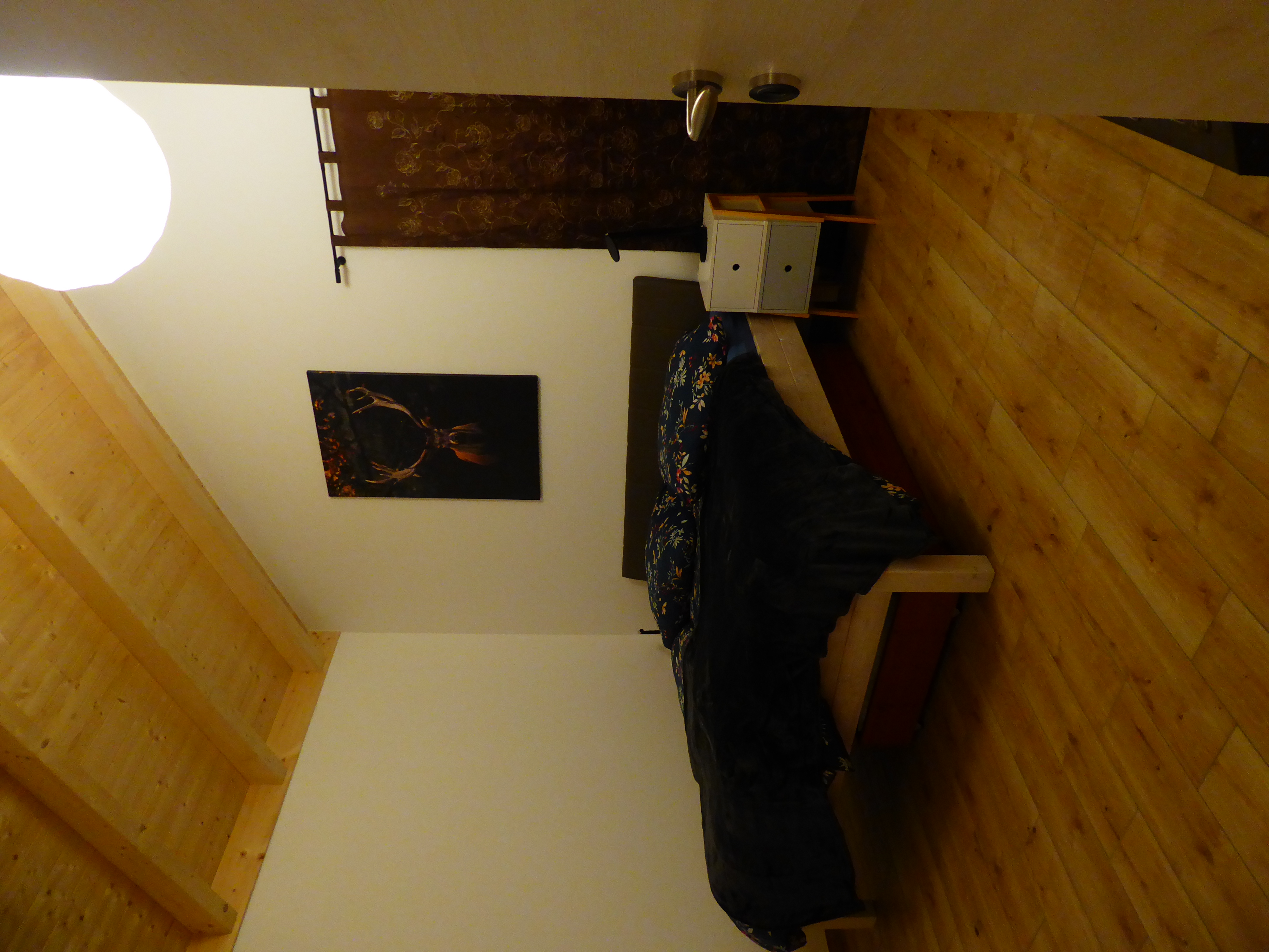 Rollstuhl-Urlaub: Im großzügigen Schlafzimmer kann ein zweites Fernsehgerät aufgestellt werden. Die beiden Fenster gehen zum Bach und zum Garten, geniessen Sie die Ruhe ohne Verkerhrslärm. - Ferienhaus Wollinger