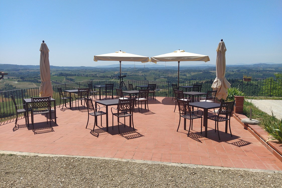 Rollstuhl-Urlaub: Terrasse mit wunderbarer Aussicht - Agriturismo La Collina degli Olivi