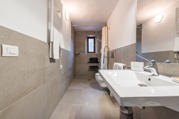 Rollstuhl-Urlaub: Rollstuhlgängiges Badezimmer - Agriturismo La Collina degli Olivi