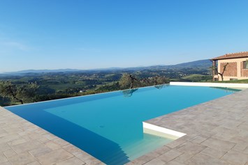 Rollstuhl-Urlaub: Infinity-Pool mit Treppeneingang - Agriturismo La Collina degli Olivi