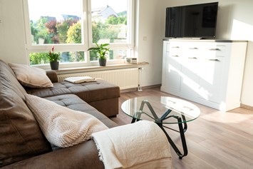 Rollstuhl-Urlaub: Wohnzimmer mit Smart-TV - Haus Hanghuhn