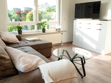 Rollstuhl-Urlaub: Wohnzimmer mit Smart-TV - Haus Hanghuhn
