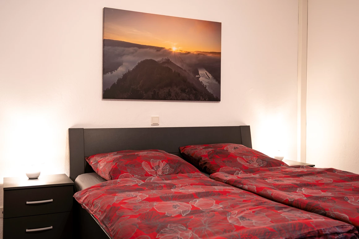 Rollstuhl-Urlaub: Schlafzimmer mit hohem Bett und ausreichen Platz neben dem Bett. - Haus Hanghuhn