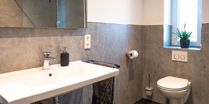 Rollstuhlgerechte Unterkunft - Neumagen-Dhron - unterfahrbares Waschbecken, erhöhte Toilette. Mobile Aufstehhilfe vorhanden. Großer Wenderadius zwischen WC, Waschbecken und Dusche. - Haus Hanghuhn