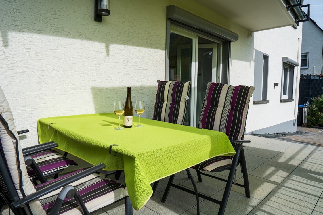 Rollstuhl-Urlaub: große Terrasse mit Blick und Zugang in den Garten - Haus Hanghuhn
