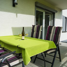 Rollstuhl-Urlaub: große Terrasse mit Blick und Zugang in den Garten - Haus Hanghuhn