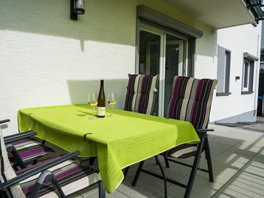Rollstuhl-Urlaub: große Terrasse mit Blick und Zugang in den Garten - Haus Hanghuhn