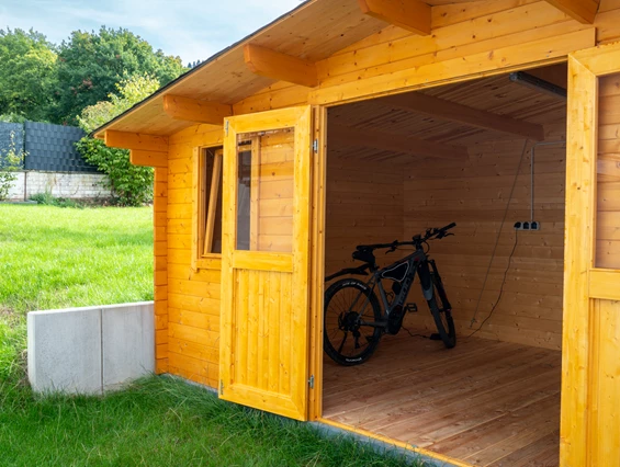Rollstuhl-Urlaub: im Gartenhaus können Hilfsmittel und  Fahrräder abgestellt werden. - Haus Hanghuhn