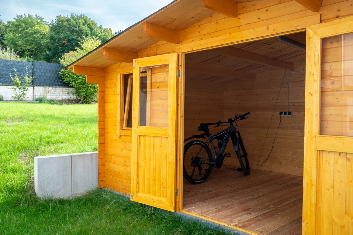 Rollstuhl-Urlaub: im Gartenhaus können Hilfsmittel und  Fahrräder abgestellt werden. - Haus Hanghuhn