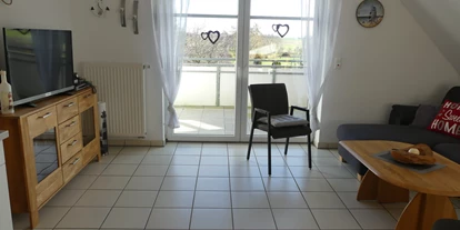 Rollstuhlgerechte Unterkunft - Pflegebett - Blick zum Balkon - Kleine Auszeit Werdum