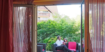 Rollstuhlgerechte Unterkunft - Pflegebett - Aussenterasse mit Sitzmöglichkeiten - Nashira Kurpark Hotel****