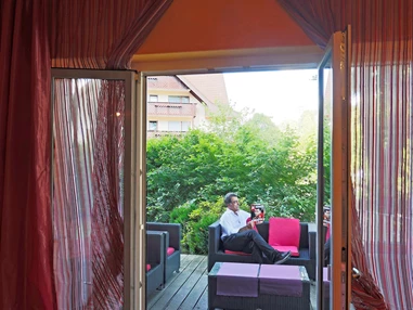 Rollstuhl-Urlaub: Aussenterasse mit Sitzmöglichkeiten - Nashira Kurpark Hotel****