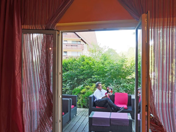 Rollstuhl-Urlaub: Aussenterasse mit Sitzmöglichkeiten - Nashira Kurpark Hotel****