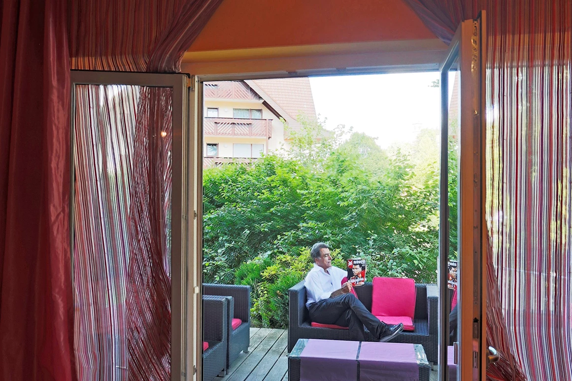 Rollstuhl-Urlaub: Aussenterasse mit Sitzmöglichkeiten - Nashira Kurpark Hotel****