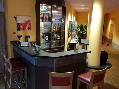 Rollstuhl-Urlaub: Bar - Nashira Kurpark Hotel****