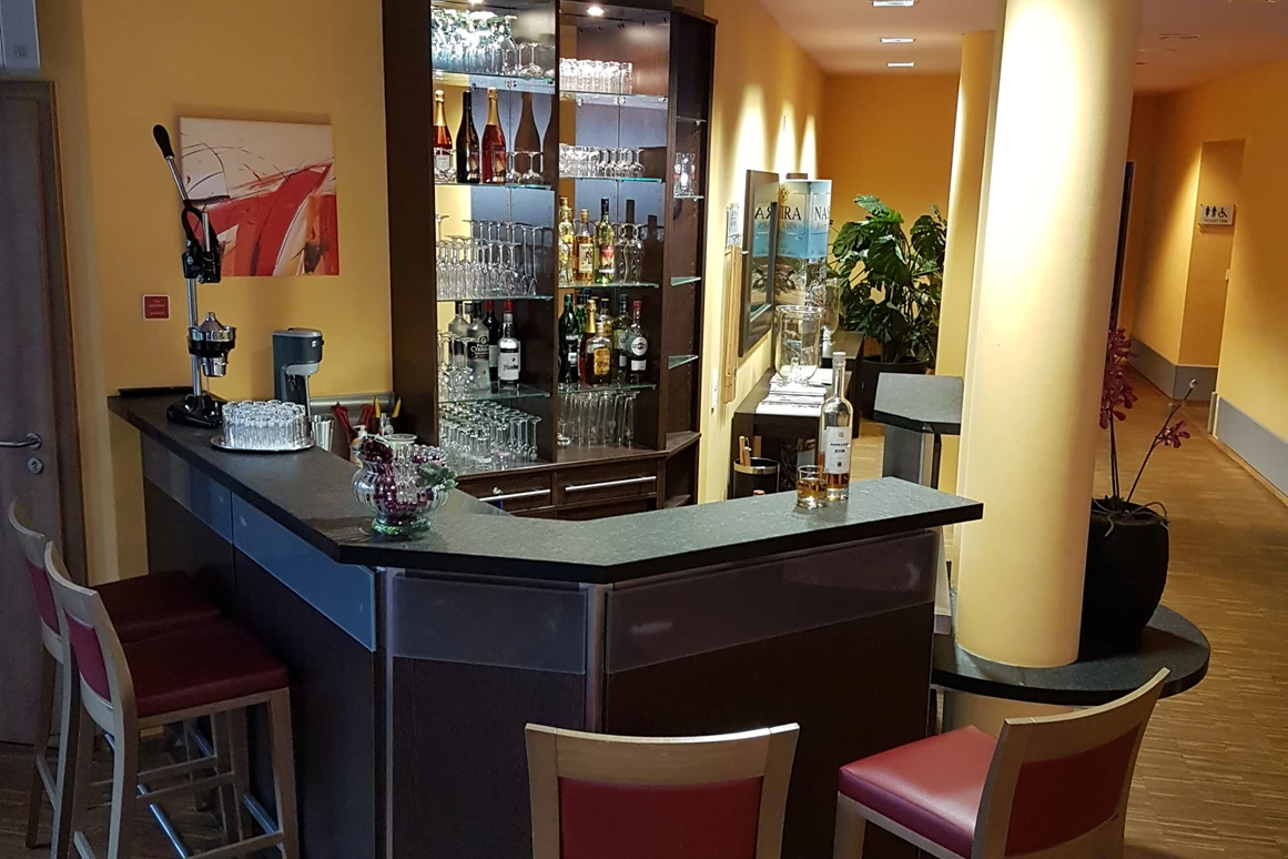 Rollstuhl-Urlaub: Bar - Nashira Kurpark Hotel****