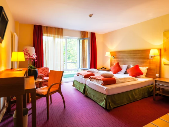 Rollstuhl-Urlaub: Barrierefreies Zimmer mit TV - Nashira Kurpark Hotel****