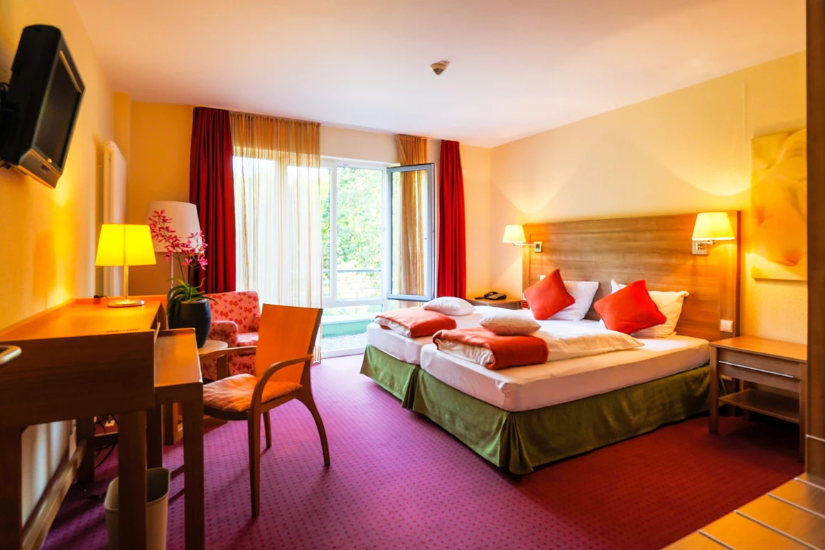 Rollstuhl-Urlaub: Barrierefreies Zimmer mit TV - Nashira Kurpark Hotel****