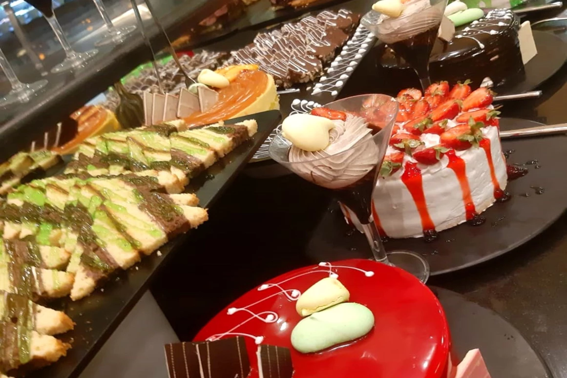 Rollstuhl-Urlaub: Buffet Auswahl - Nashira Kurpark Hotel****