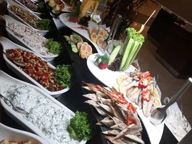 Rollstuhl-Urlaub: Buffet des barrierefreien Hotels - Nashira Kurpark Hotel****