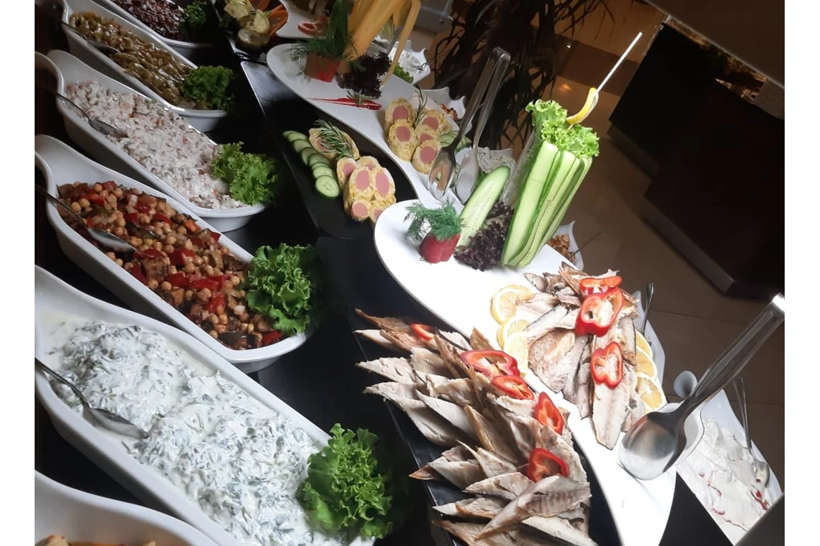 Rollstuhl-Urlaub: Buffet des barrierefreien Hotels - Nashira Kurpark Hotel****