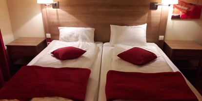 Rollstuhlgerechte Unterkunft - Pflegebett - Doppelbett des rollstuhlgerechten Hotels im Schwarzwald - Nashira Kurpark Hotel****