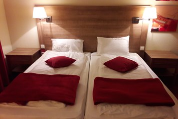 Rollstuhl-Urlaub: Doppelbett des rollstuhlgerechten Hotels im Schwarzwald - Nashira Kurpark Hotel****