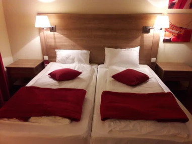 Rollstuhl-Urlaub: Doppelbett des rollstuhlgerechten Hotels im Schwarzwald - Nashira Kurpark Hotel****