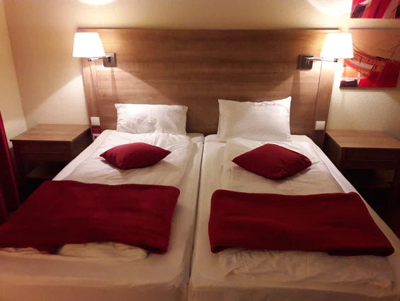 Rollstuhl-Urlaub: Doppelbett des rollstuhlgerechten Hotels im Schwarzwald - Nashira Kurpark Hotel****