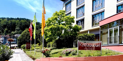 Rollstuhlgerechte Unterkunft - Pflegebett - Eingang des barrierefreien Hotels in Bad Herrenalb - Nashira Kurpark Hotel****