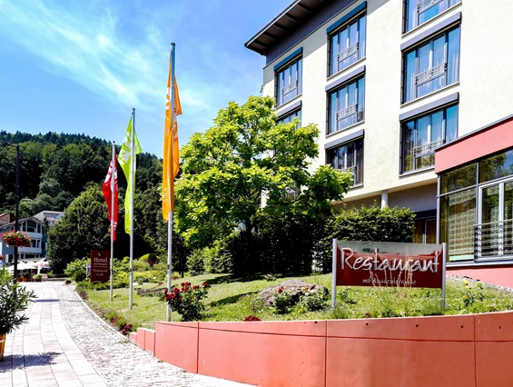 Rollstuhl-Urlaub: Eingang des barrierefreien Hotels in Bad Herrenalb - Nashira Kurpark Hotel****