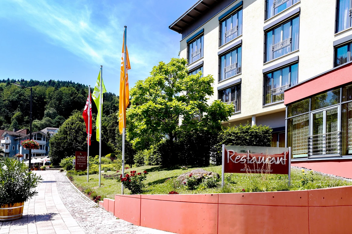 Rollstuhl-Urlaub: Eingang des barrierefreien Hotels in Bad Herrenalb - Nashira Kurpark Hotel****