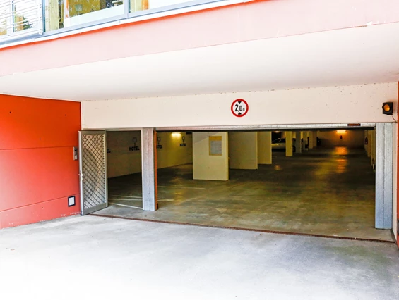 Rollstuhl-Urlaub: Eingang Tiefgarage - Nashira Kurpark Hotel****