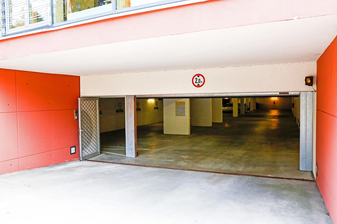 Rollstuhl-Urlaub: Eingang Tiefgarage - Nashira Kurpark Hotel****