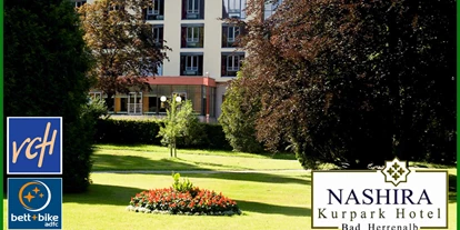 Rollstuhlgerechte Unterkunft - Pflegebett - Frontbild des rollstuhlgerechten Hotels - mit Kurparkblick - Nashira Kurpark Hotel****