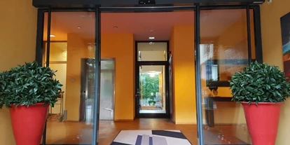 Rollstuhlgerechte Unterkunft - Pflegebett - Hoteleingang - 100 Prozent barrierefrei - Nashira Kurpark Hotel****