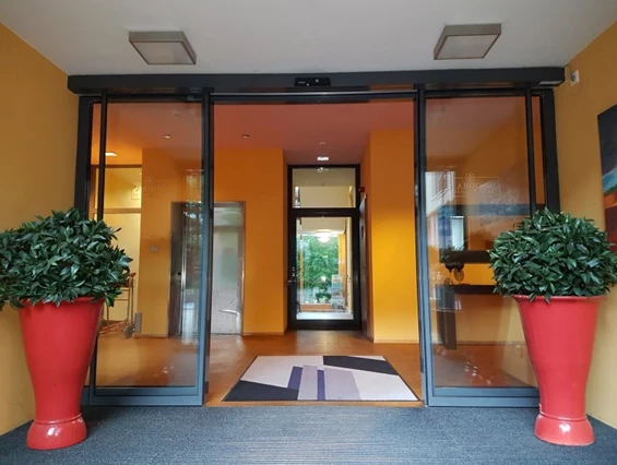 Rollstuhl-Urlaub: Hoteleingang - 100 Prozent barrierefrei - Nashira Kurpark Hotel****