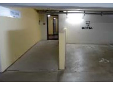 Rollstuhl-Urlaub: Parkplatz für Rollstuhlfahrer - Nashira Kurpark Hotel****
