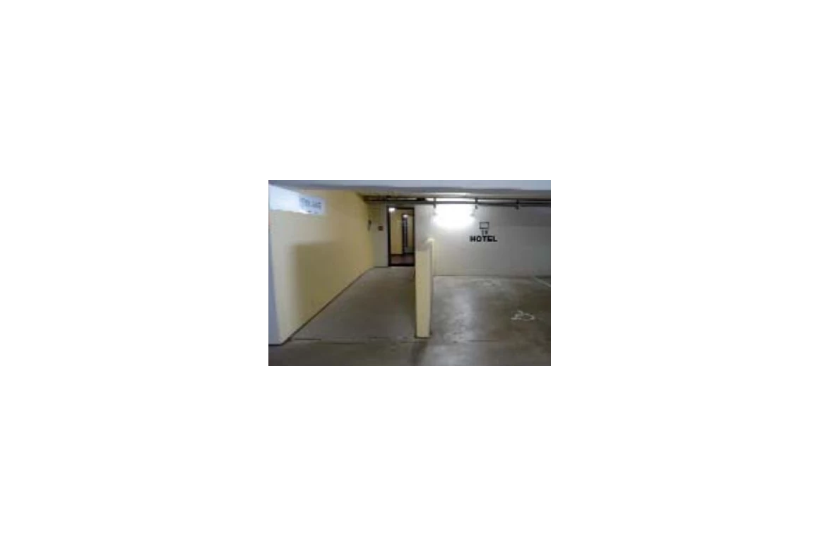 Rollstuhl-Urlaub: Parkplatz für Rollstuhlfahrer - Nashira Kurpark Hotel****