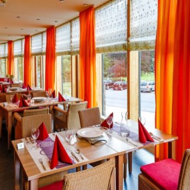 Rollstuhl-Urlaub: Restaurant mit Panoramablick auf den Kurpark - Nashira Kurpark Hotel****