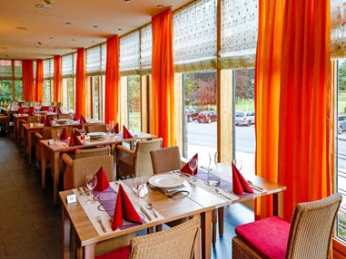 Rollstuhl-Urlaub: Restaurant mit Panoramablick auf den Kurpark - Nashira Kurpark Hotel****